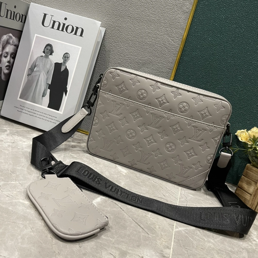 Vibrant 5936 Louis Vuitton AAA Man Messenger Bags