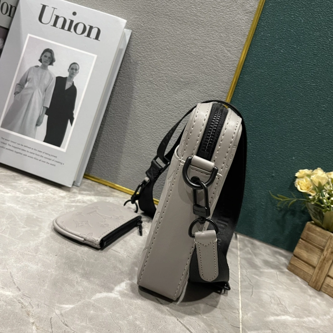 Vibrant 5936 Louis Vuitton AAA Man Messenger Bags