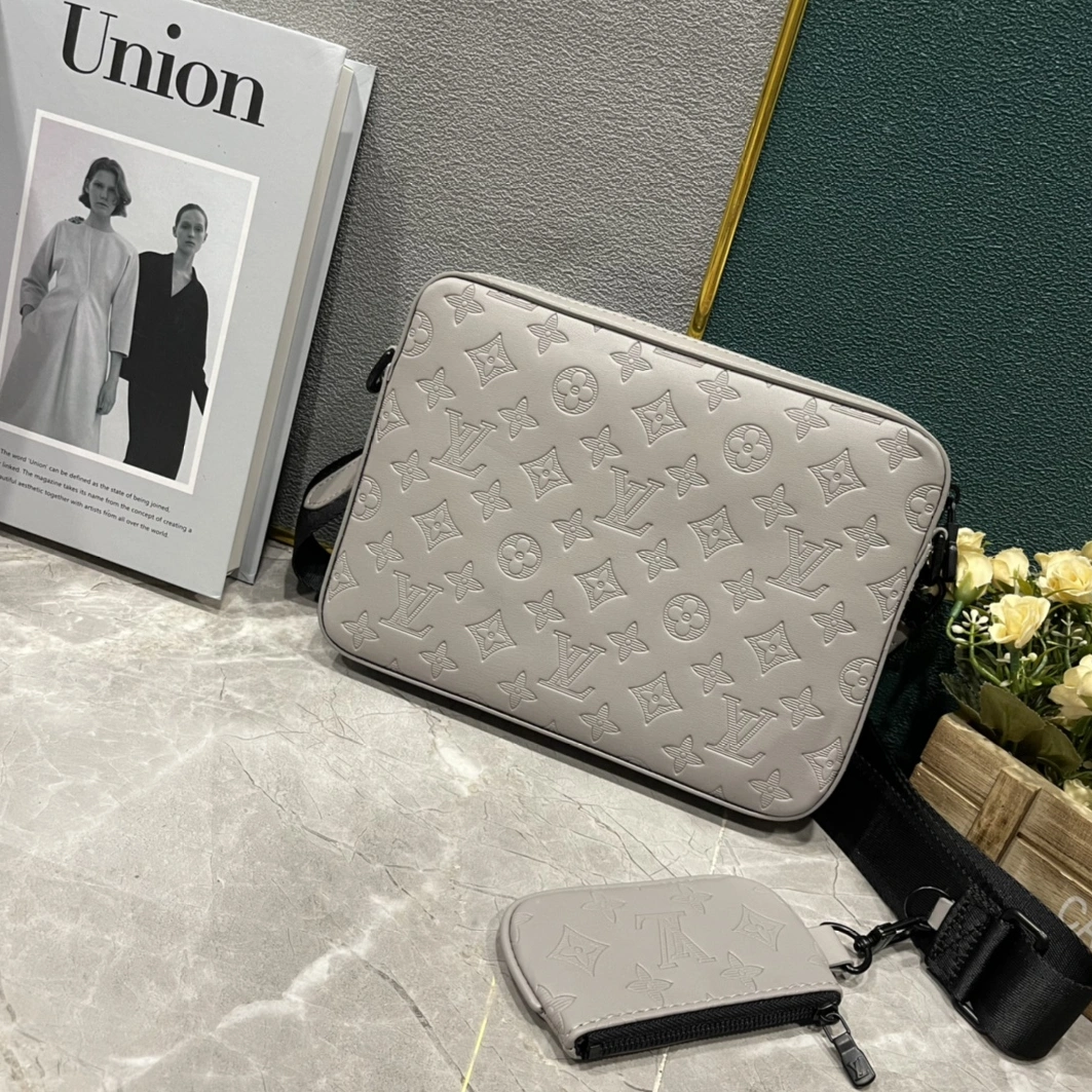 Vibrant 5936 Louis Vuitton AAA Man Messenger Bags