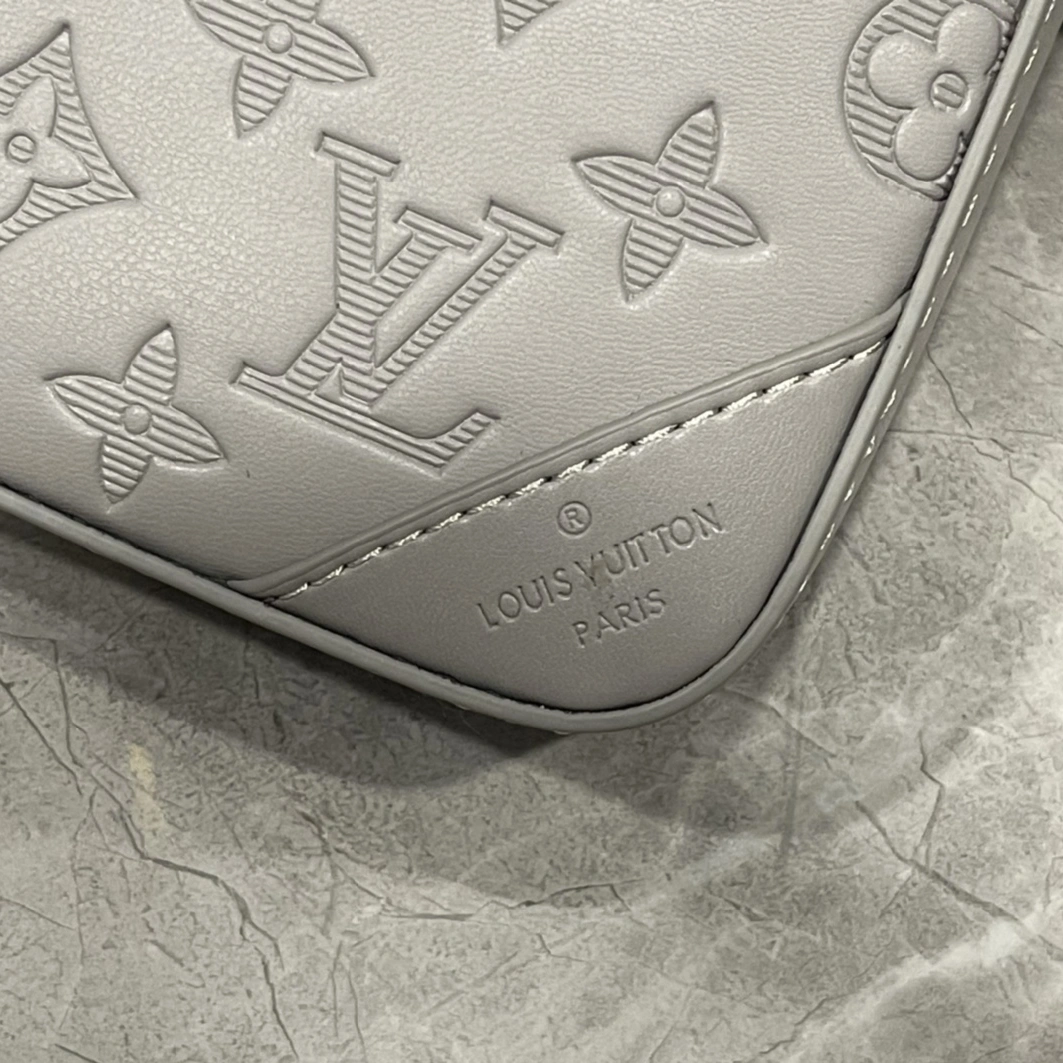 Vibrant 5936 Louis Vuitton AAA Man Messenger Bags