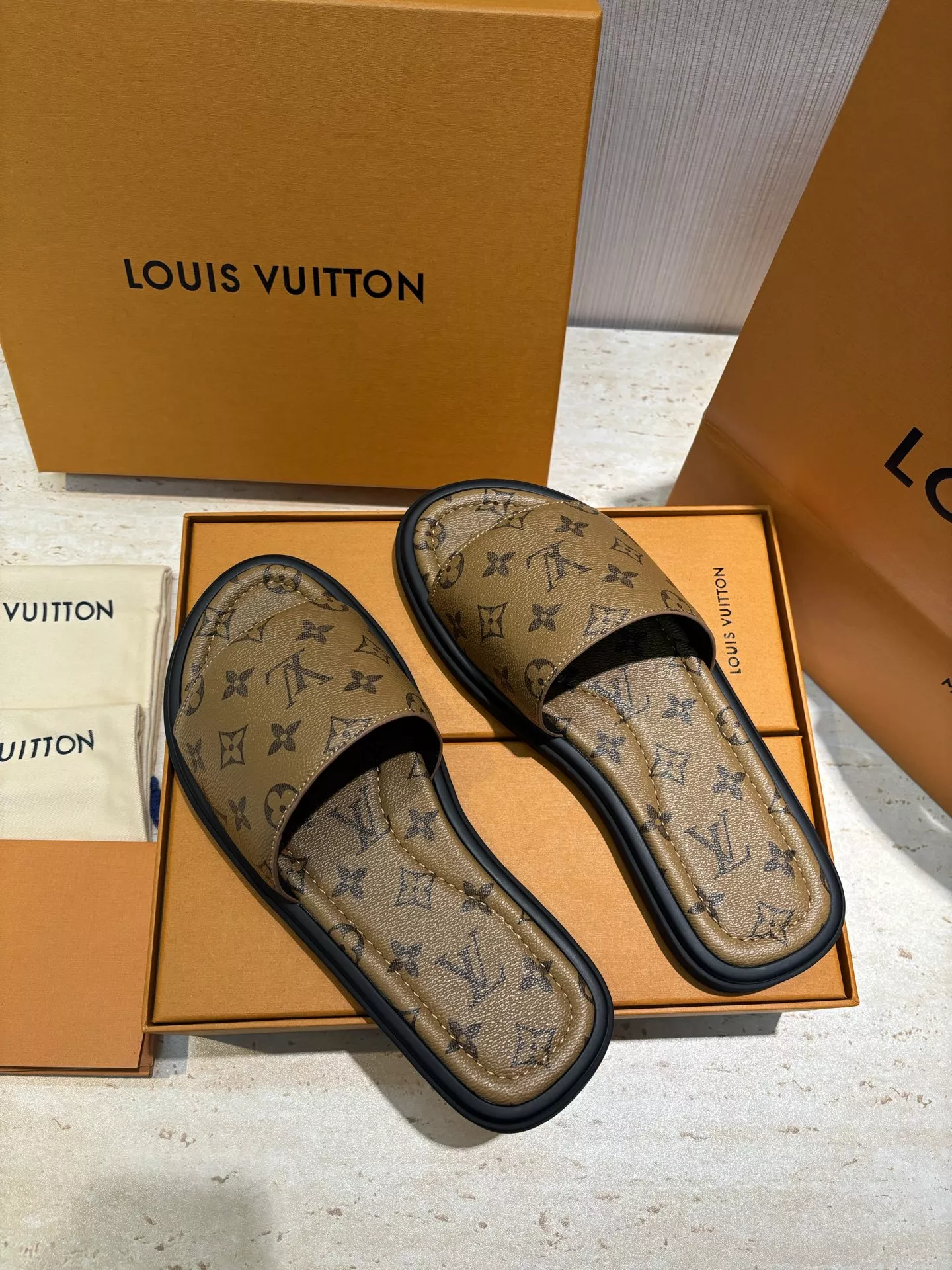 Vibrant 6658 Louis Vuitton Slippers For Men