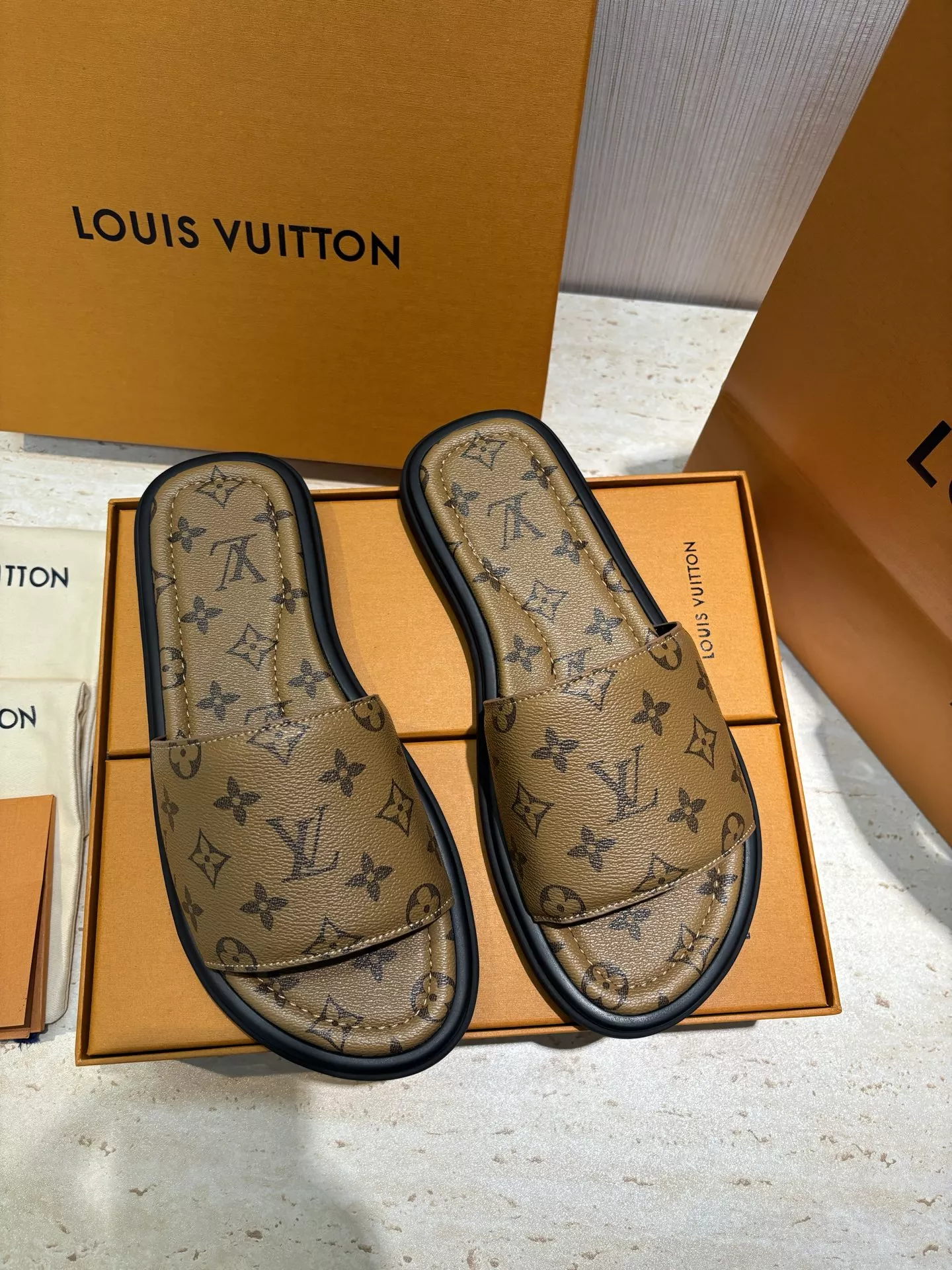 Vibrant 6658 Louis Vuitton Slippers For Men