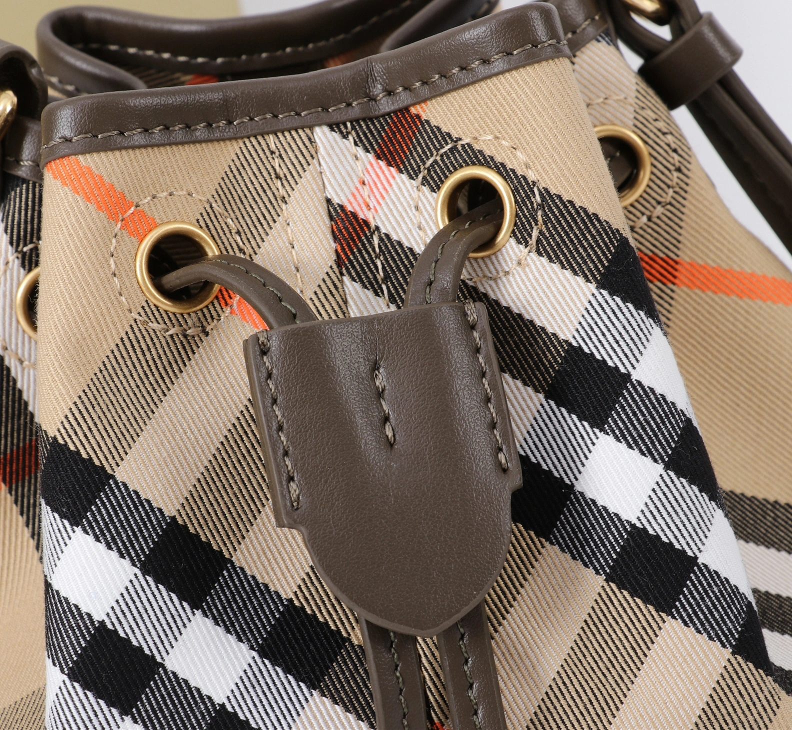 Vibrant 6961 Burberry AAA Quality Messenger Bags For Women