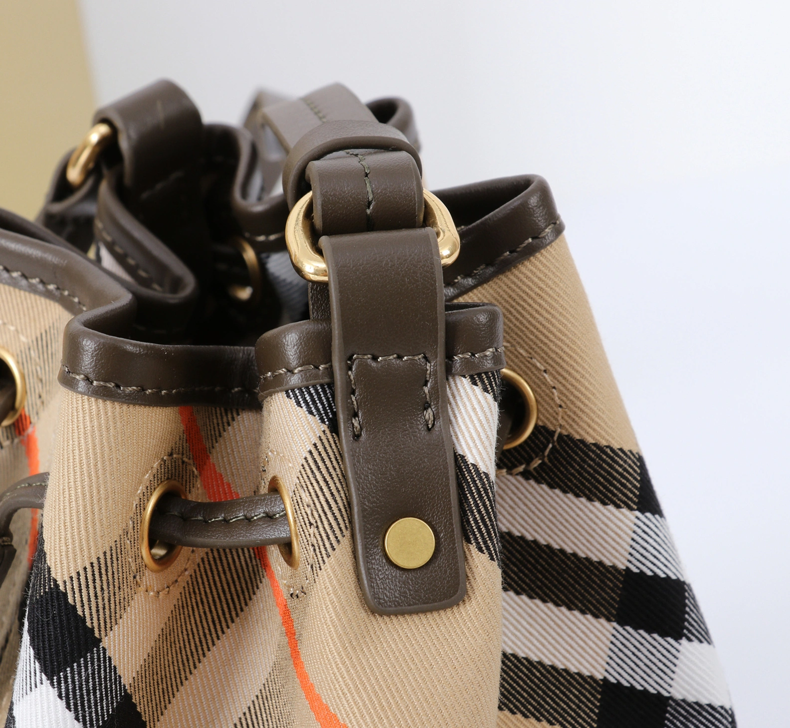 Vibrant 6961 Burberry AAA Quality Messenger Bags For Women