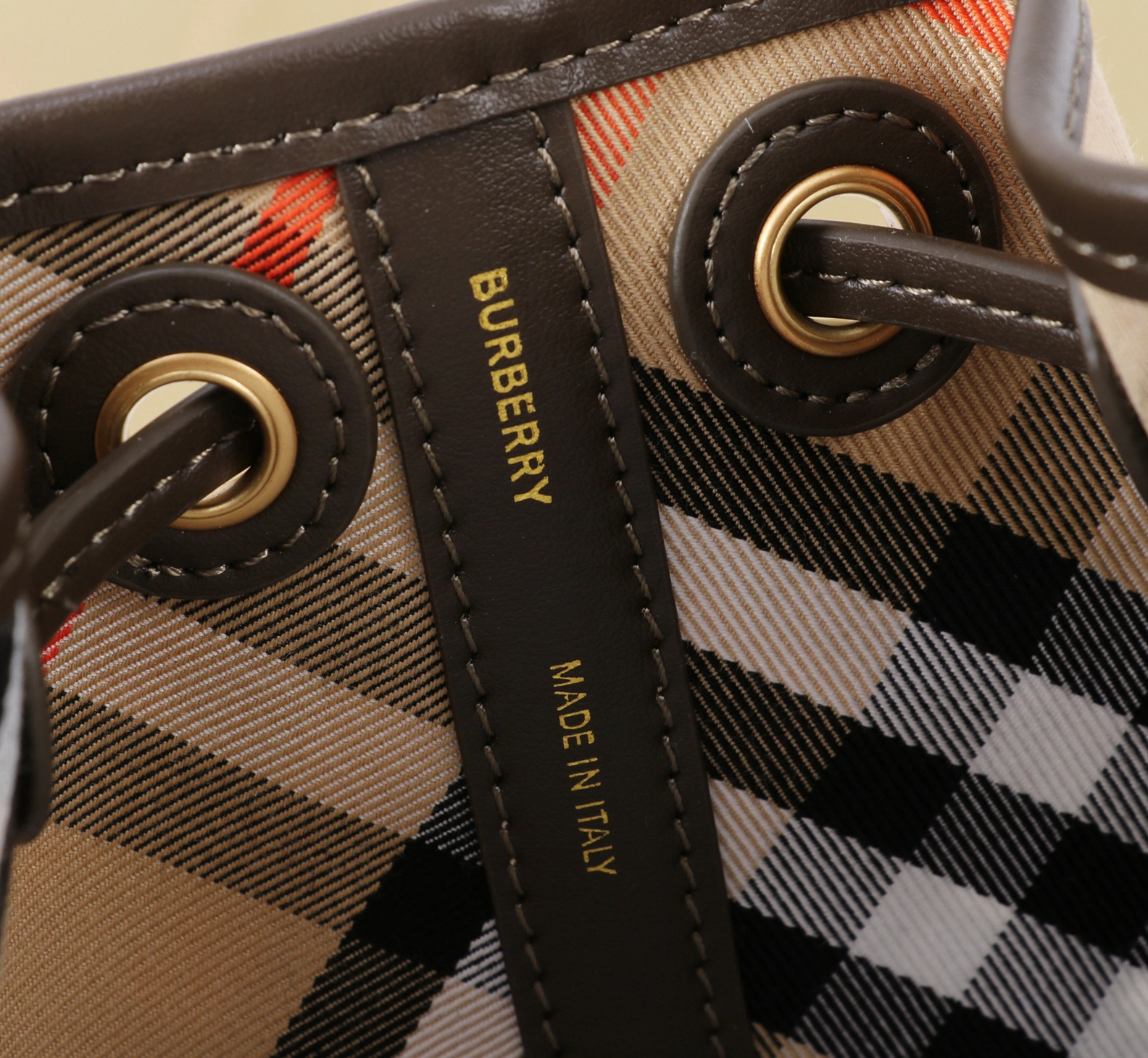 Vibrant 6961 Burberry AAA Quality Messenger Bags For Women