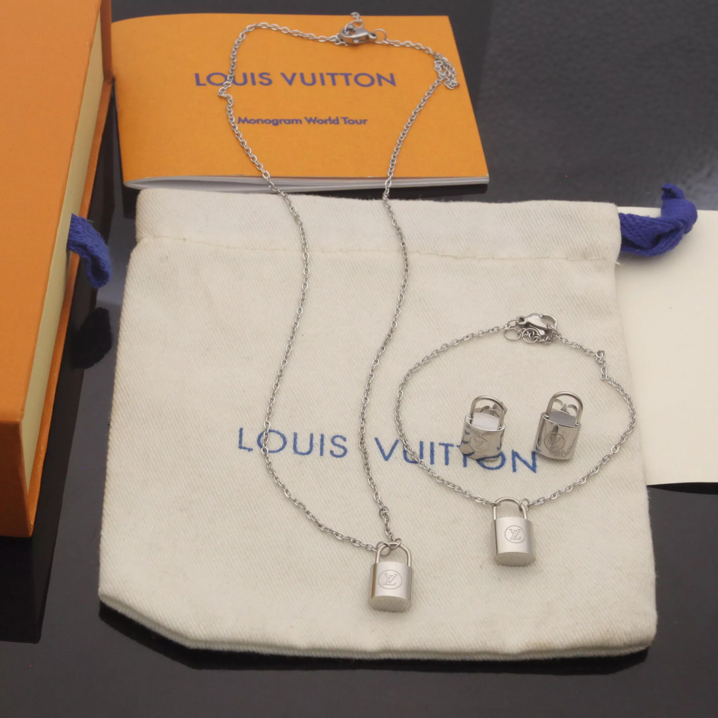 Vibrant 7375 Louis Vuitton LV Jewelry Set For Women