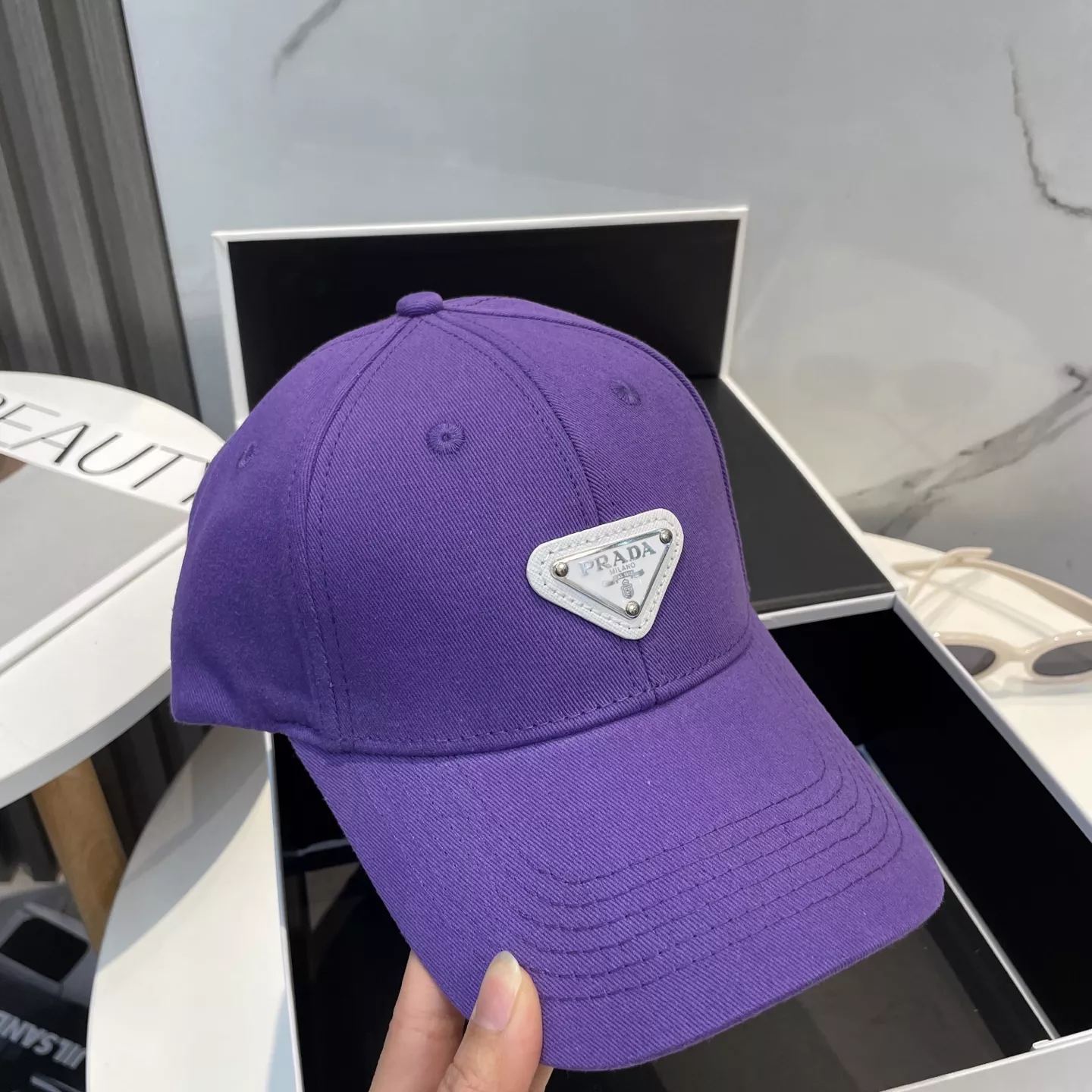 Vibrant 7459 Prada Caps