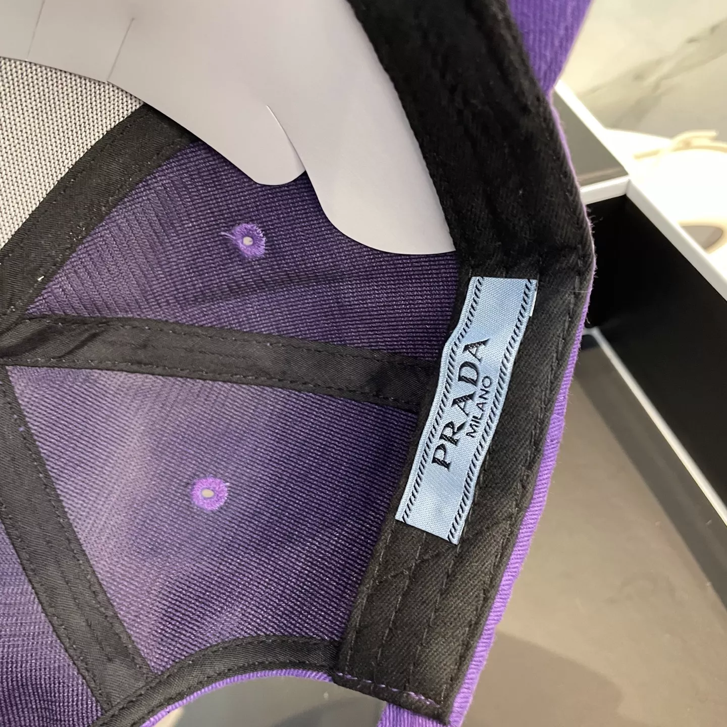Vibrant 7459 Prada Caps