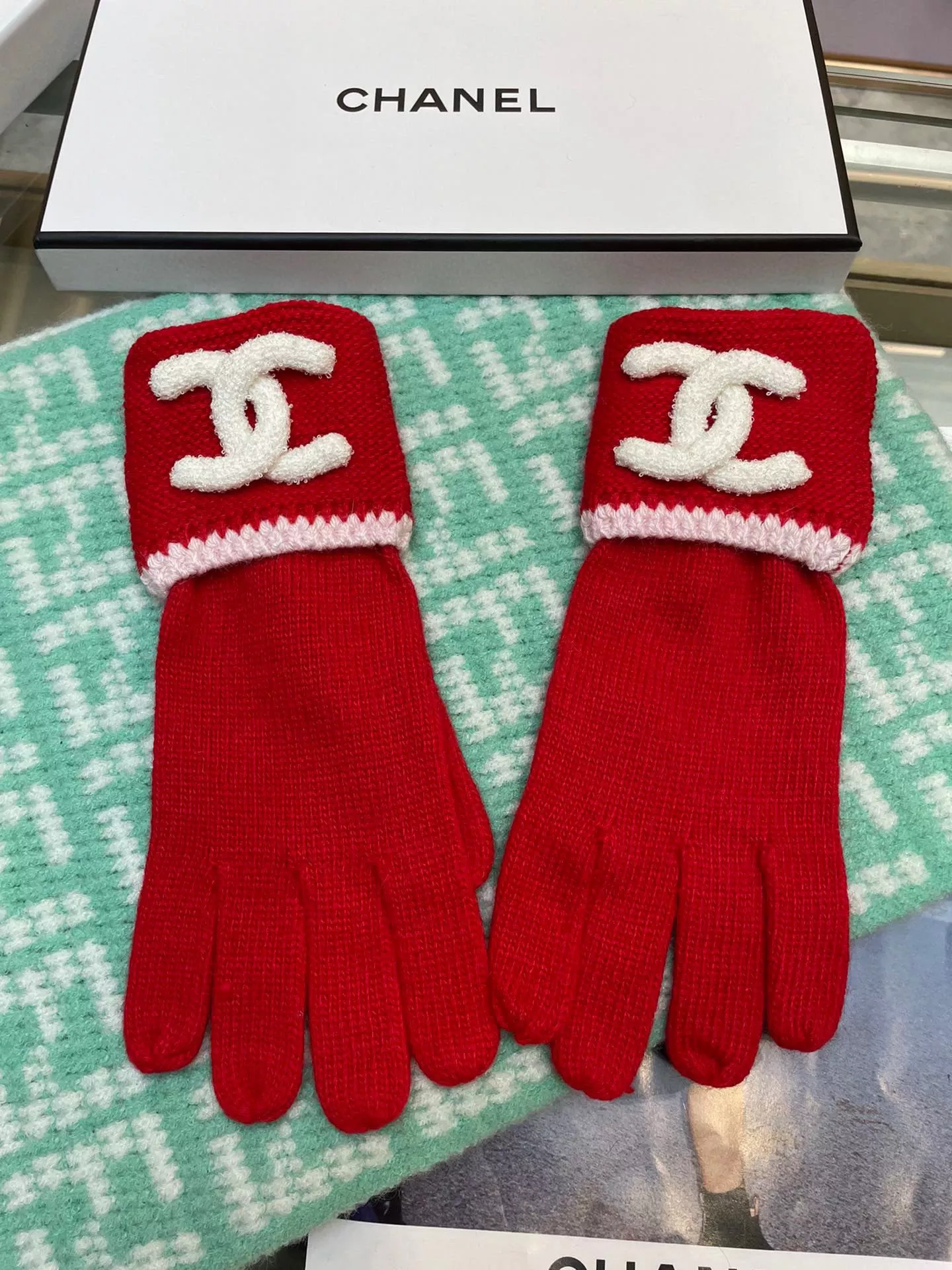 Vibrant 7686 Chanel Gloves