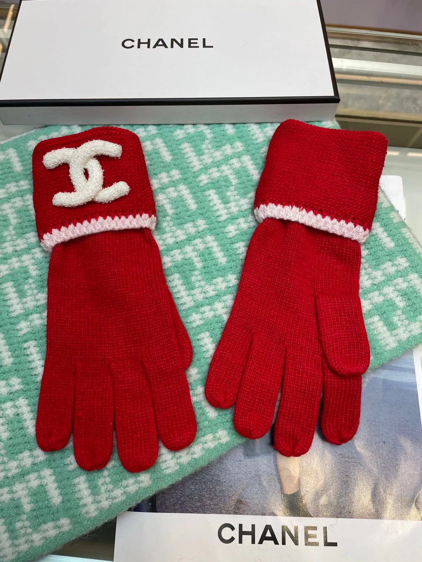 Vibrant 7686 Chanel Gloves