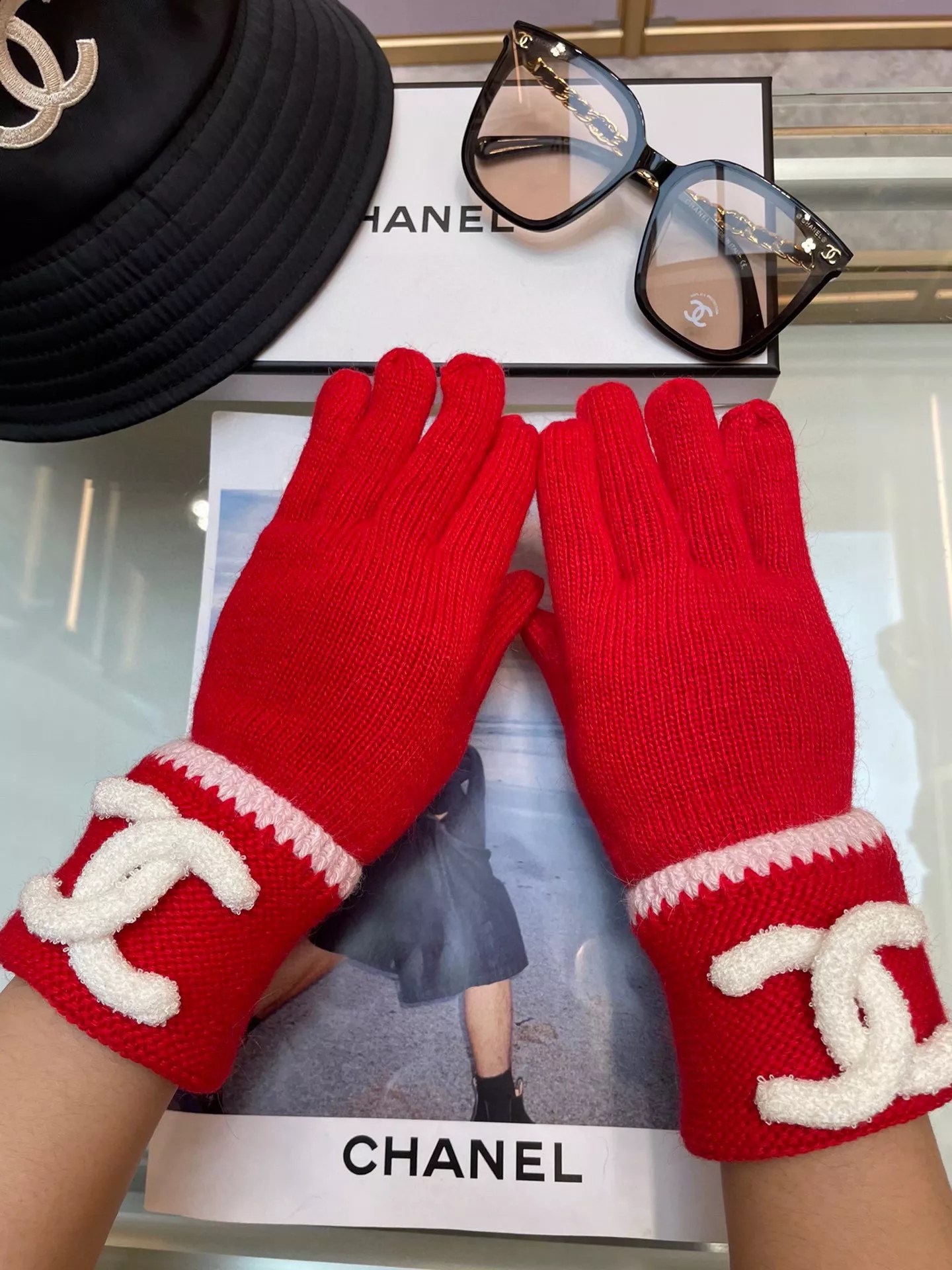 Vibrant 7686 Chanel Gloves
