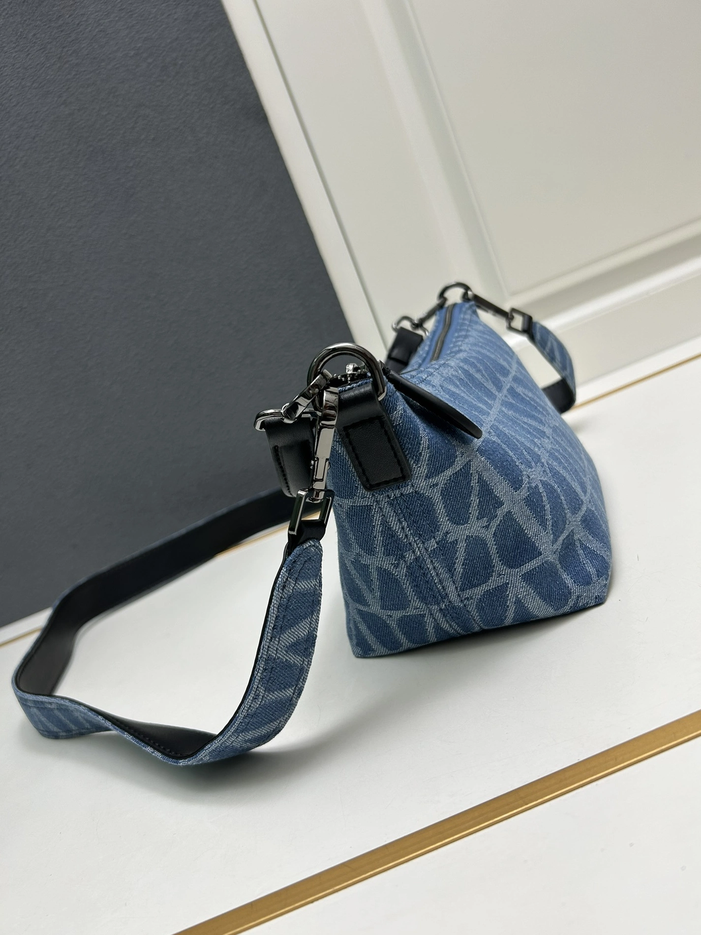 Vibrant 7699 Valentino AAA Quality Messenger Bags For Women