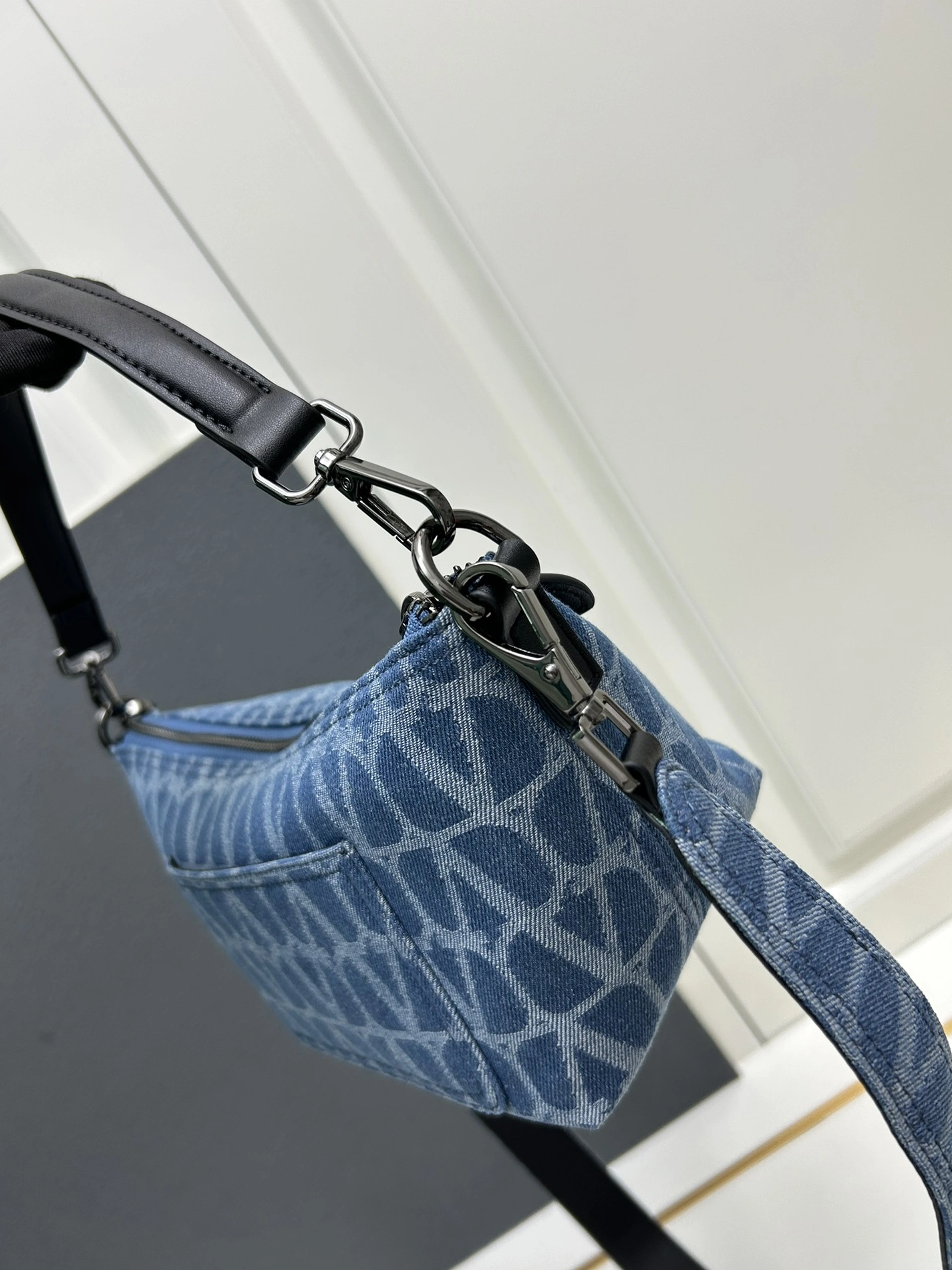 Vibrant 7699 Valentino AAA Quality Messenger Bags For Women