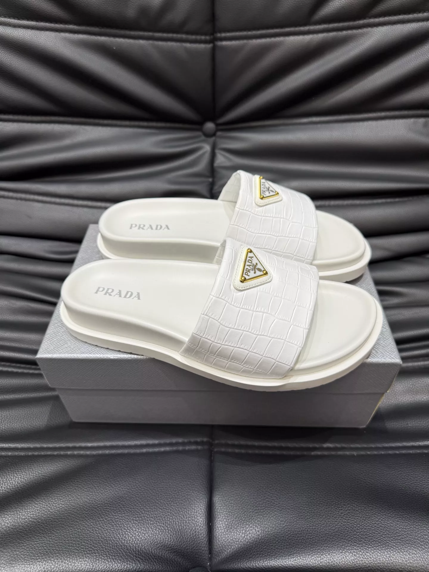 Vibrant 8139 Prada Slippers For Men