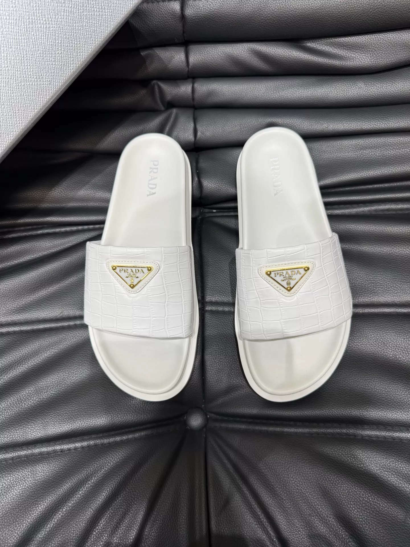 Vibrant 8139 Prada Slippers For Men