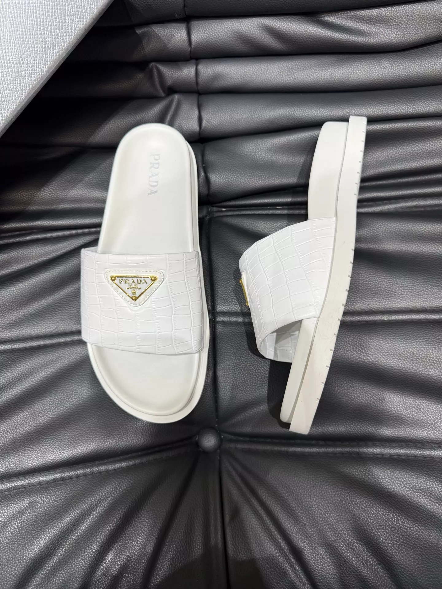 Vibrant 8139 Prada Slippers For Men