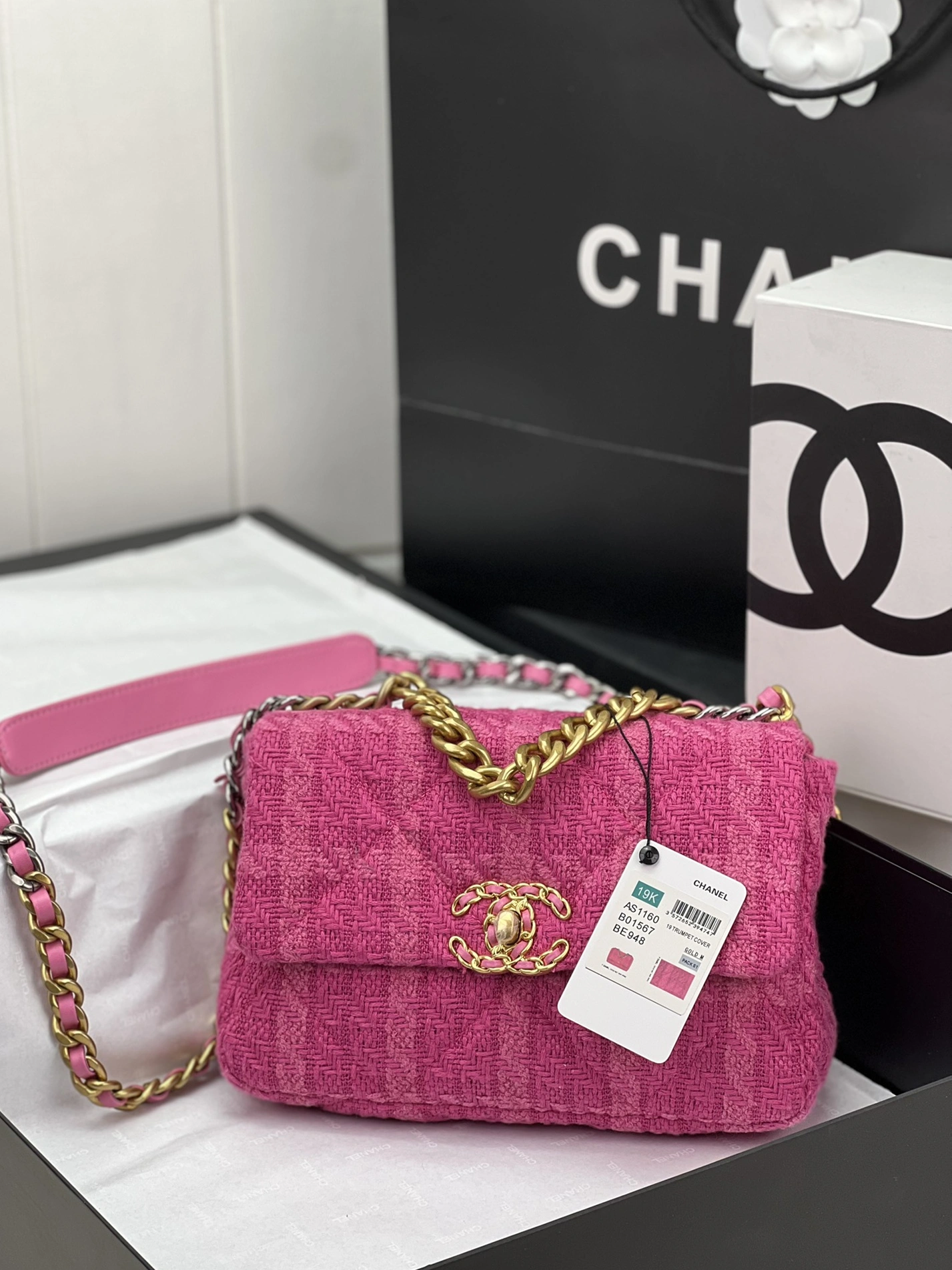 Vibrant 8296 Chanel AAA Quality Messenger Bags For Women
