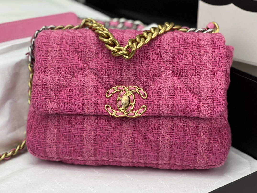 Vibrant 8296 Chanel AAA Quality Messenger Bags For Women