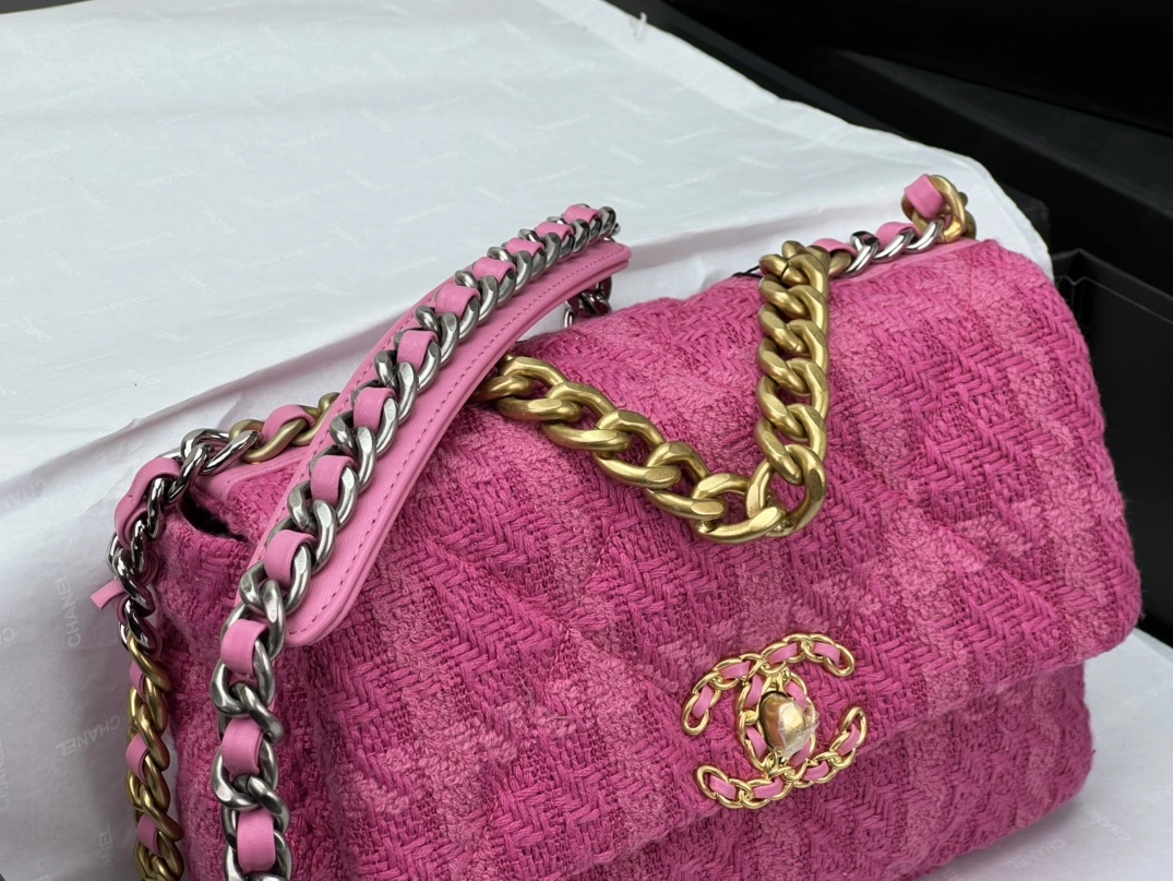 Vibrant 8296 Chanel AAA Quality Messenger Bags For Women