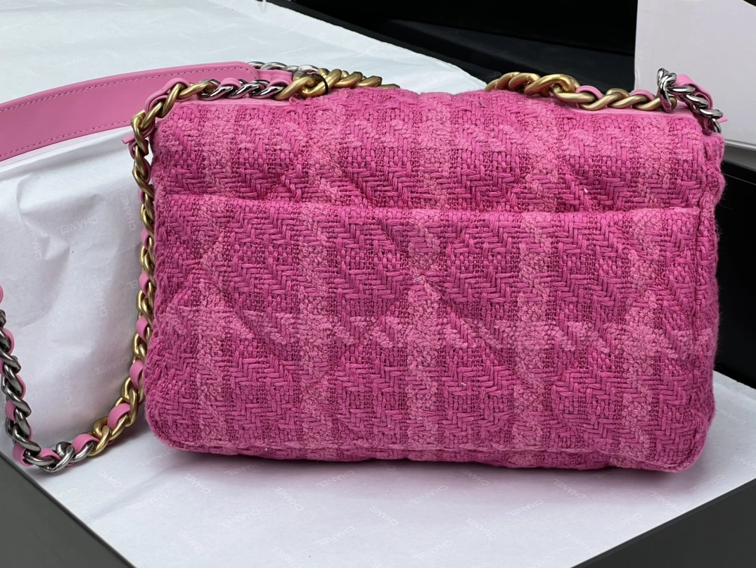 Vibrant 8296 Chanel AAA Quality Messenger Bags For Women