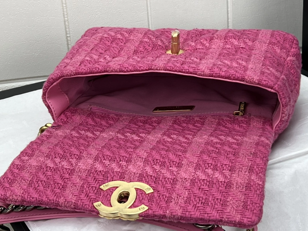 Vibrant 8296 Chanel AAA Quality Messenger Bags For Women