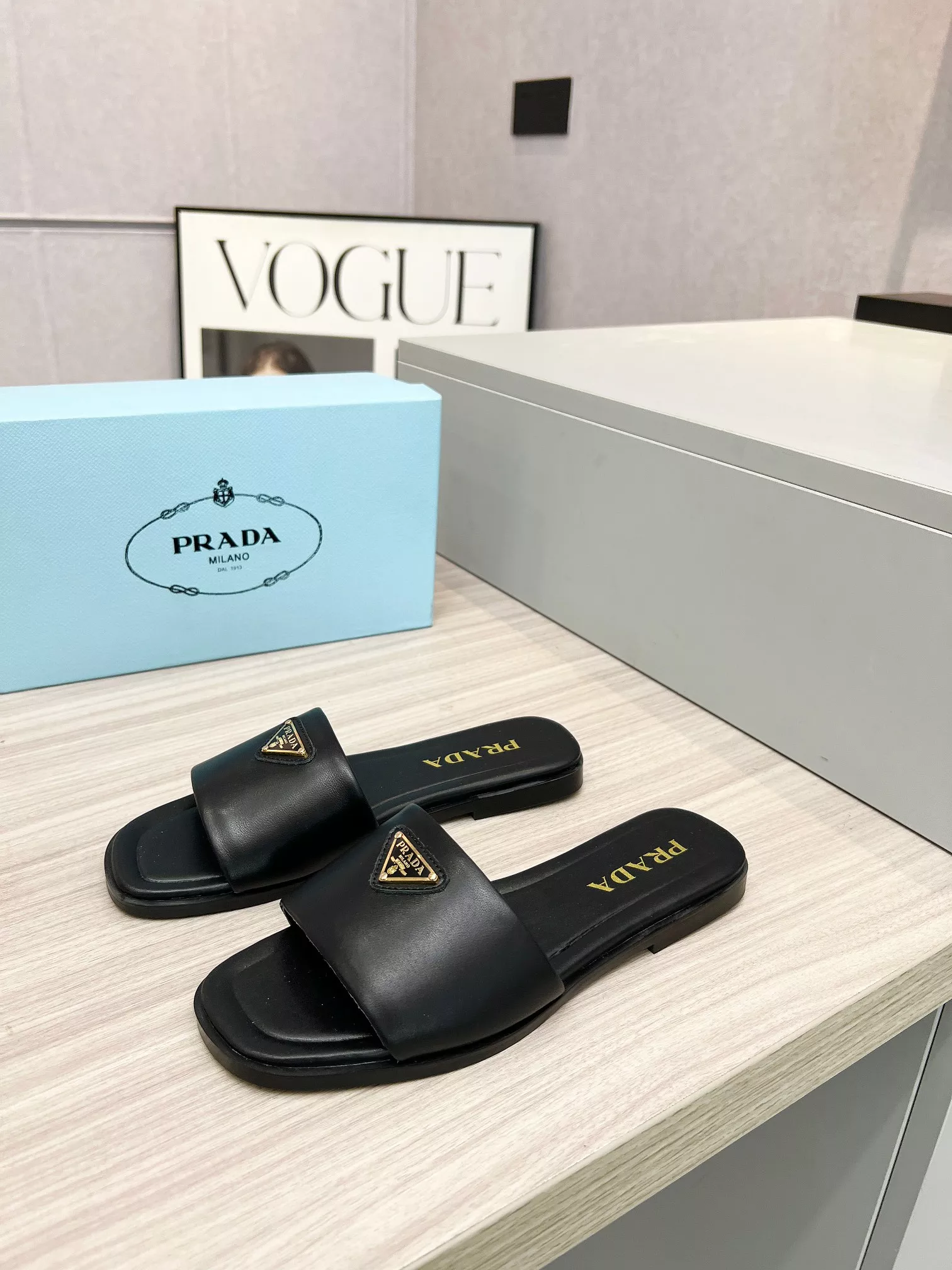 Vibrant 8699 Prada Slippers For Women