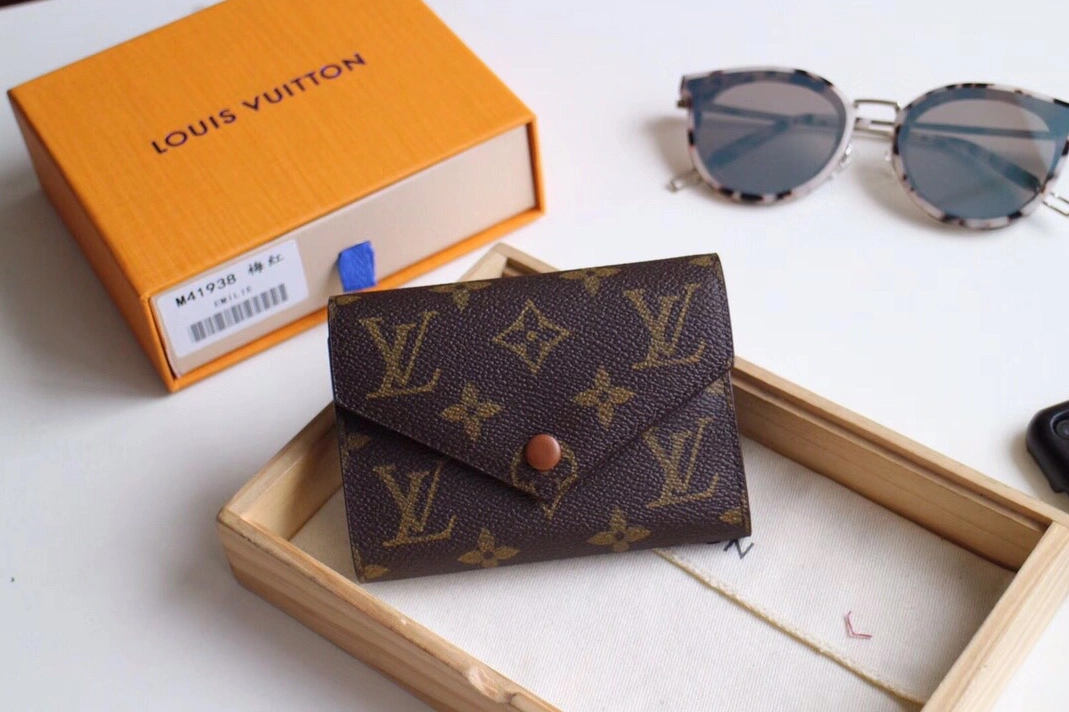 Vibrant 877 Louis Vuitton LV Card Case