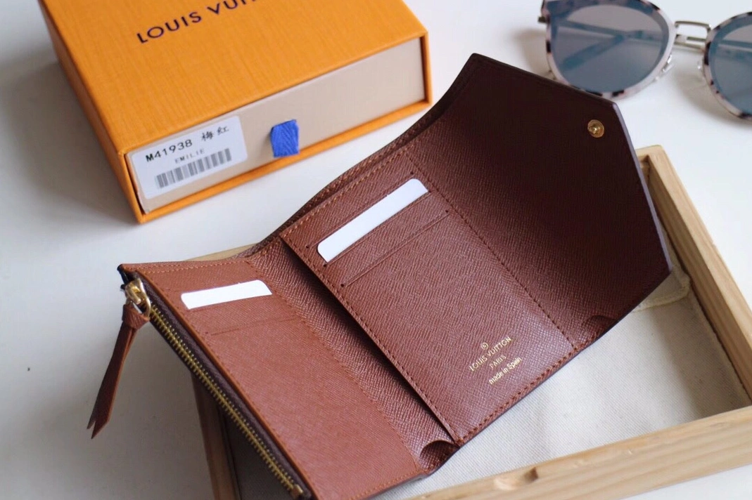 Vibrant 877 Louis Vuitton LV Card Case