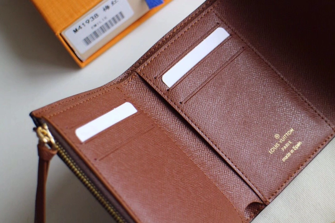 Vibrant 877 Louis Vuitton LV Card Case