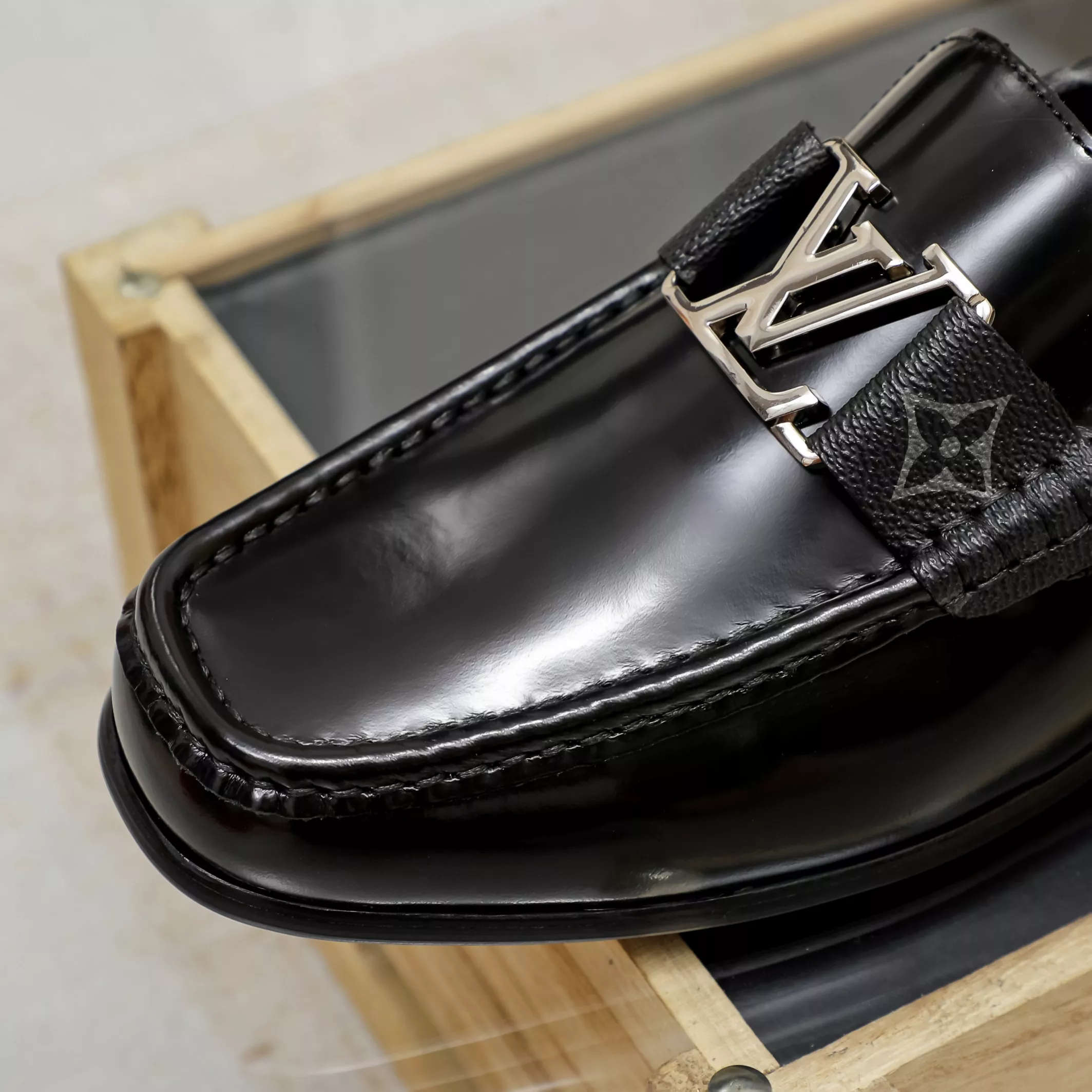 Vibrant 8875 Louis Vuitton LV Oxfords Shoes For Men