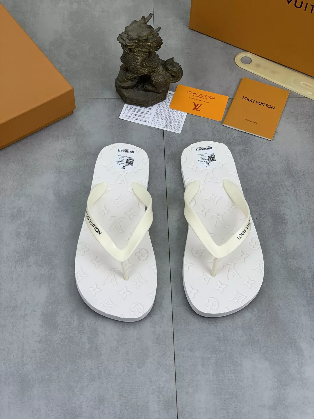 Vibrant 8926 Louis Vuitton Slippers For Men