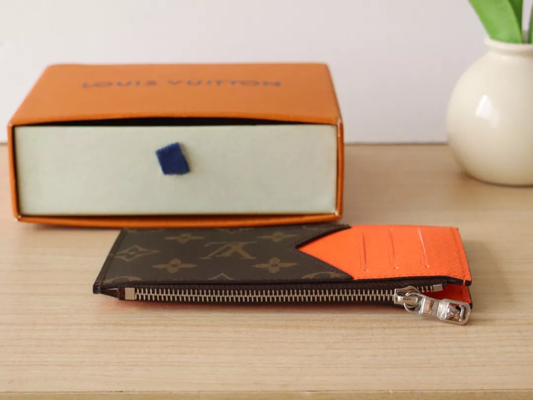 Vibrant 9051 Louis Vuitton LV Card Case