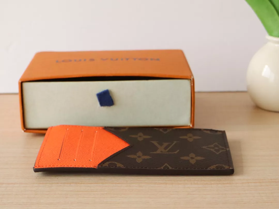 Vibrant 9051 Louis Vuitton LV Card Case