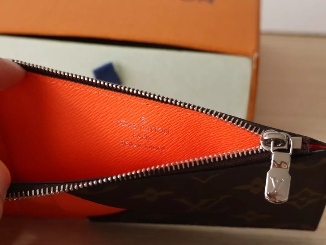 Vibrant 9051 Louis Vuitton LV Card Case