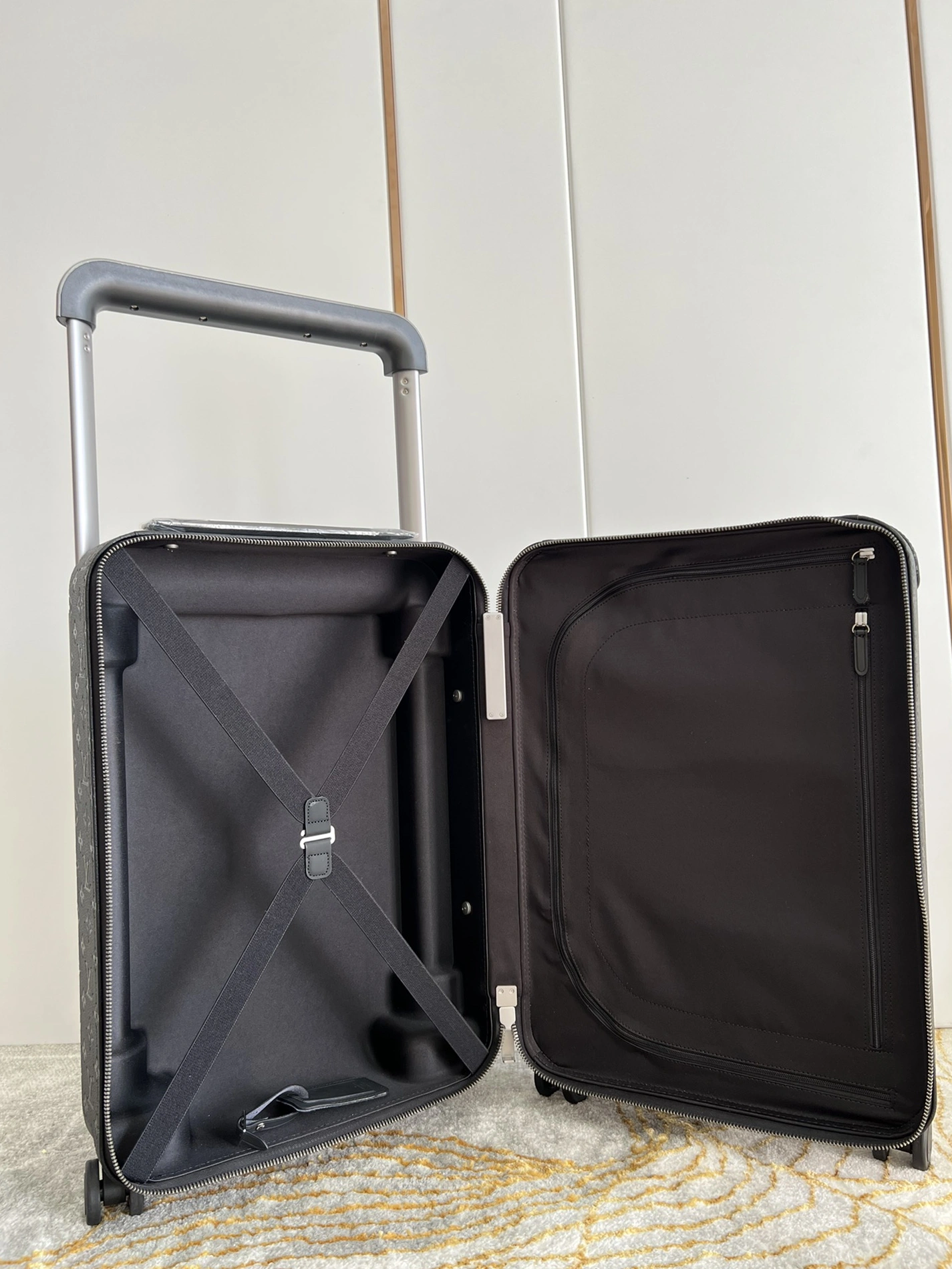 Vibrant 9928 Louis Vuitton Luggage