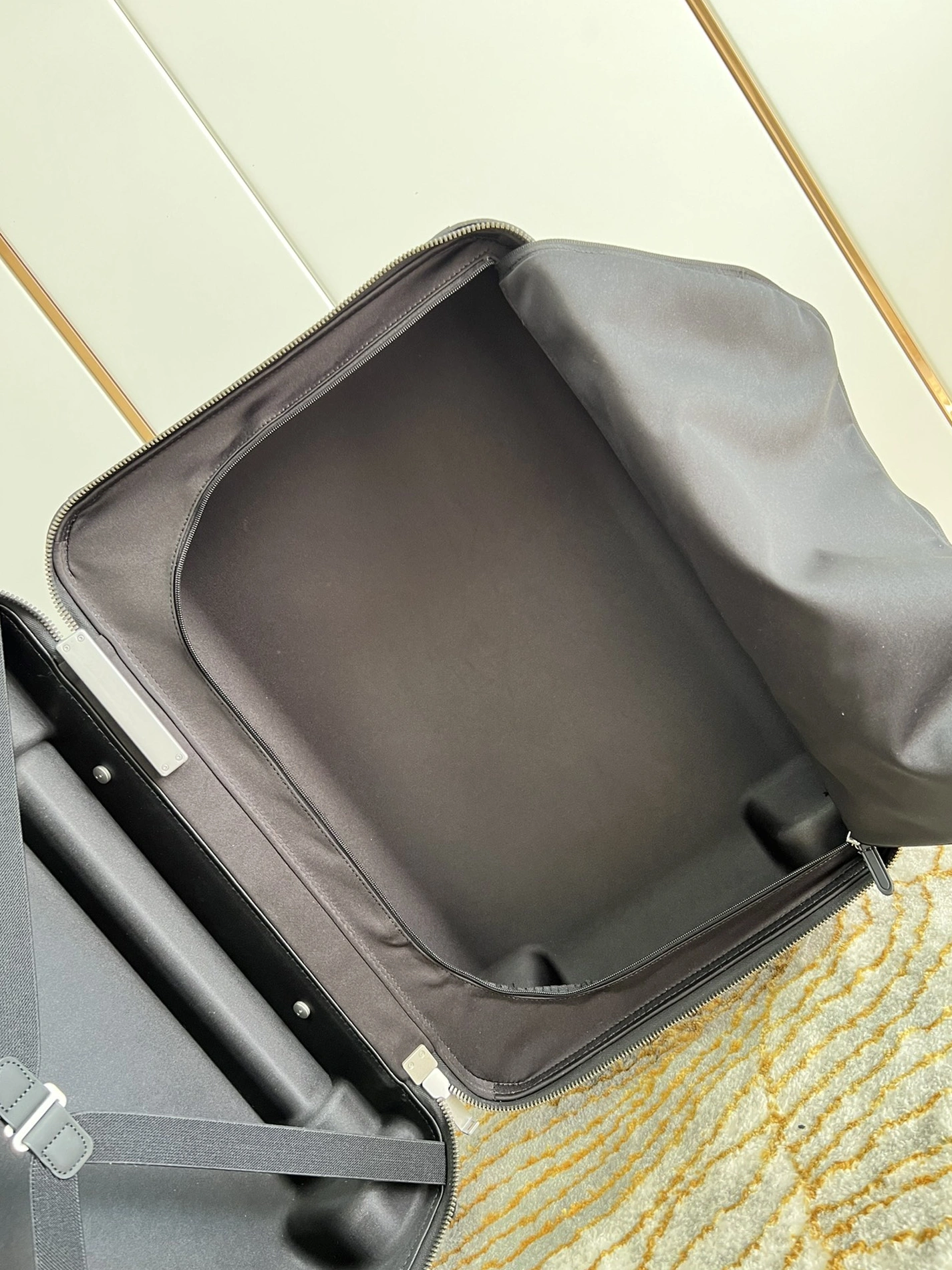 Vibrant 9928 Louis Vuitton Luggage
