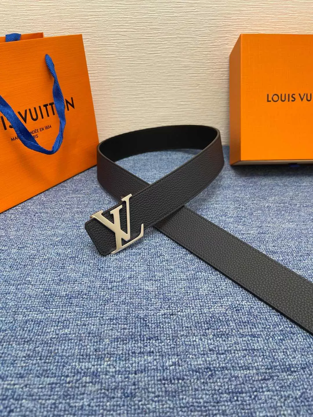 WellDesigned 1073 Louis Vuitton AAA Quality Belts In 4.0cm For Men