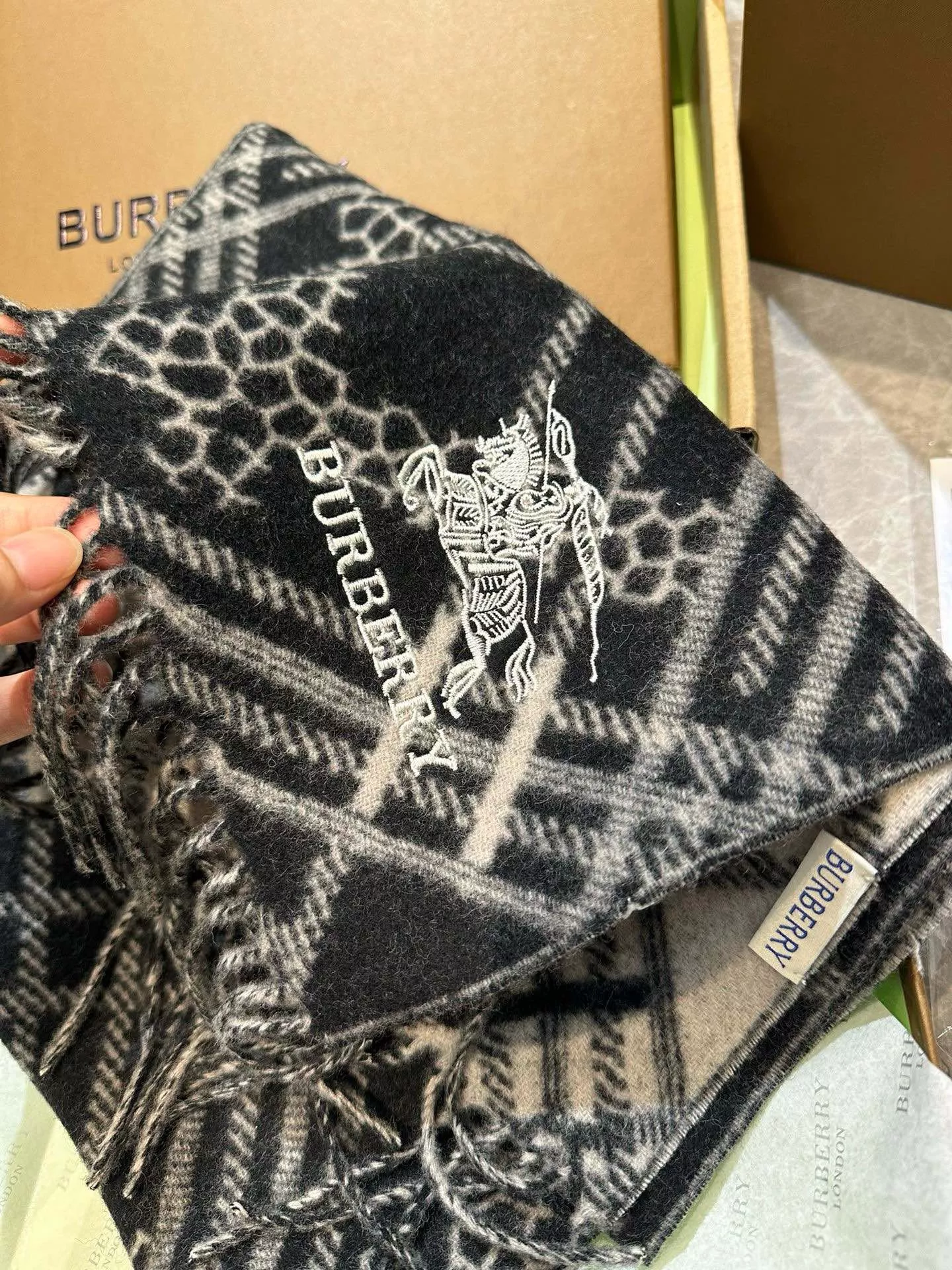 WellDesigned 1643 Burberry Scarf For Women