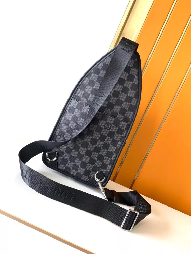 WellDesigned 1889 Louis Vuitton AAA Man Messenger Bags
