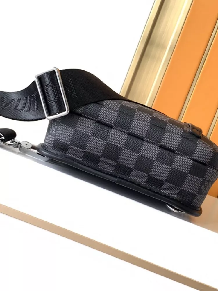 WellDesigned 1889 Louis Vuitton AAA Man Messenger Bags
