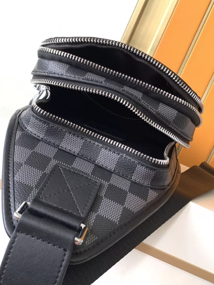 WellDesigned 1889 Louis Vuitton AAA Man Messenger Bags