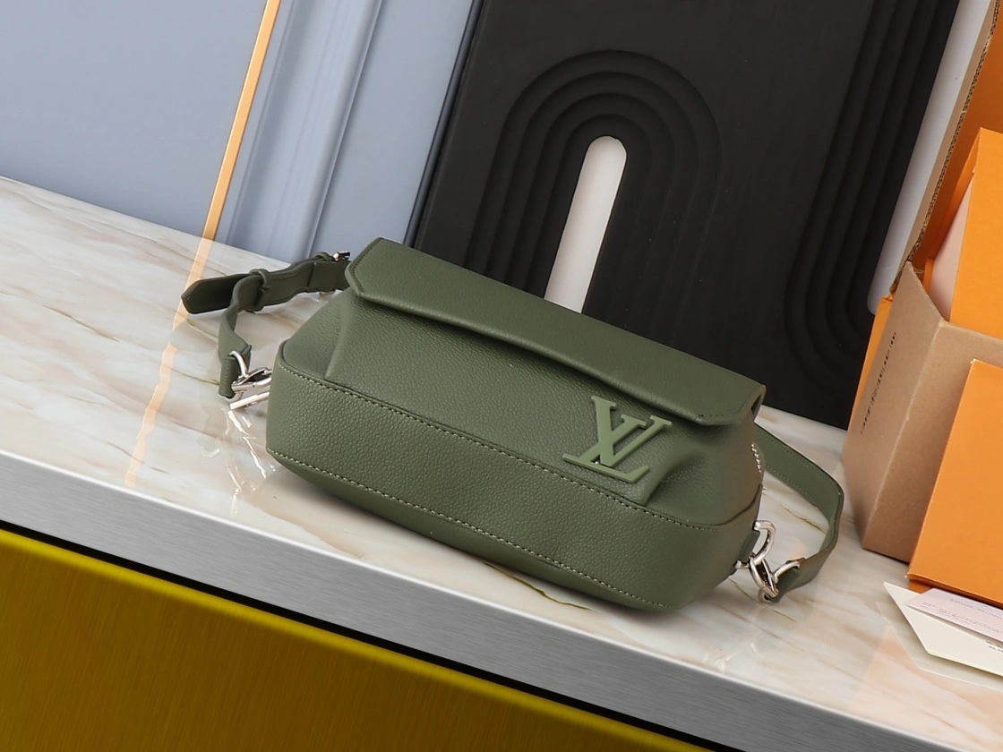 WellDesigned 1900 Louis Vuitton AAA Quality Messenger Bags For Unisex