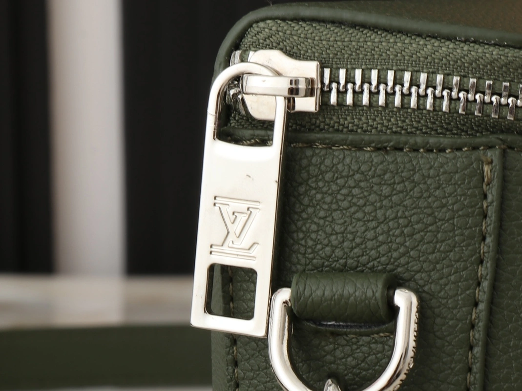 WellDesigned 1900 Louis Vuitton AAA Quality Messenger Bags For Unisex