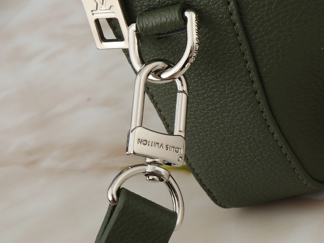 WellDesigned 1900 Louis Vuitton AAA Quality Messenger Bags For Unisex