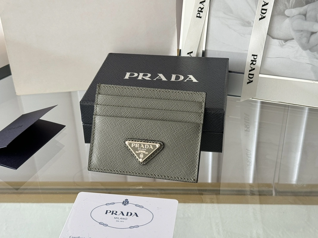 WellDesigned 4144 Prada Card Case