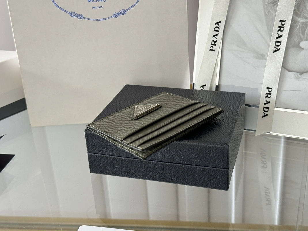 WellDesigned 4144 Prada Card Case