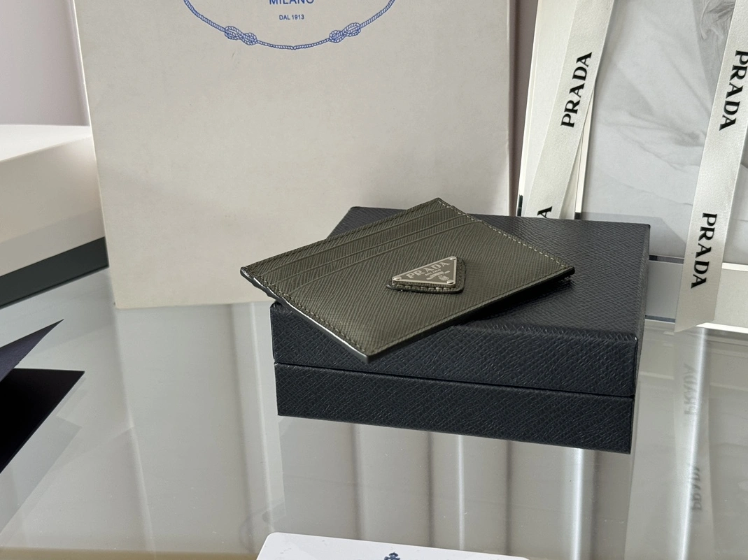 WellDesigned 4144 Prada Card Case