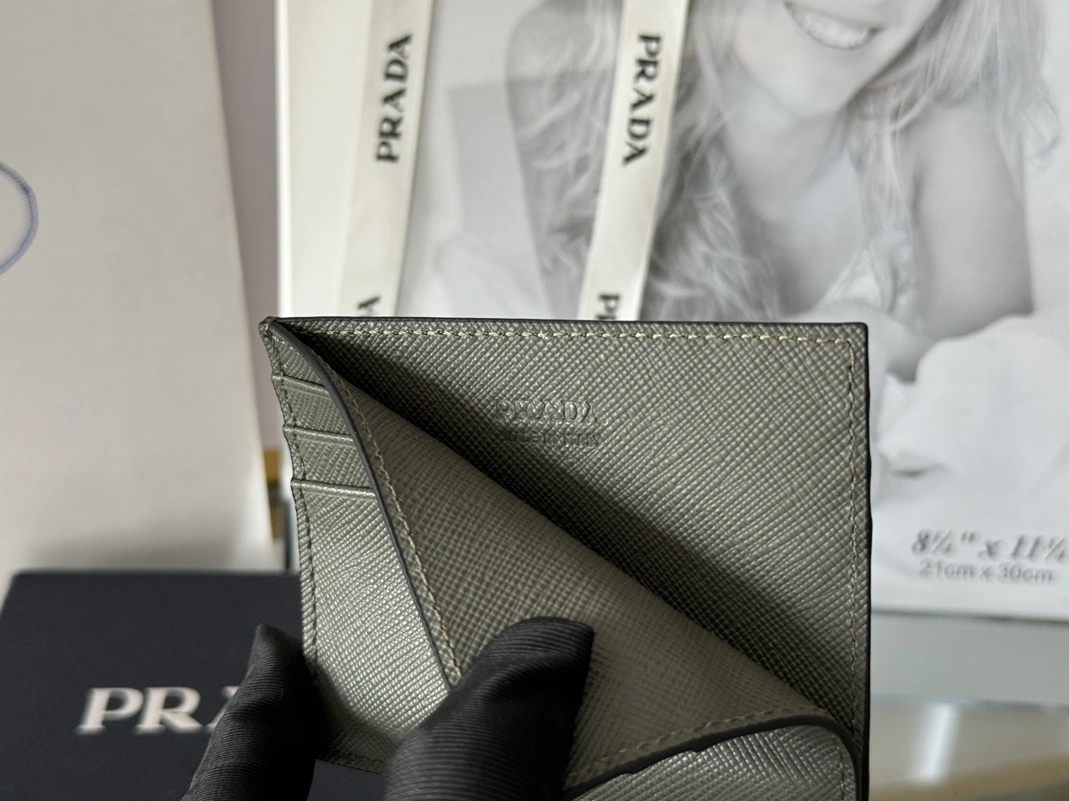 WellDesigned 4144 Prada Card Case