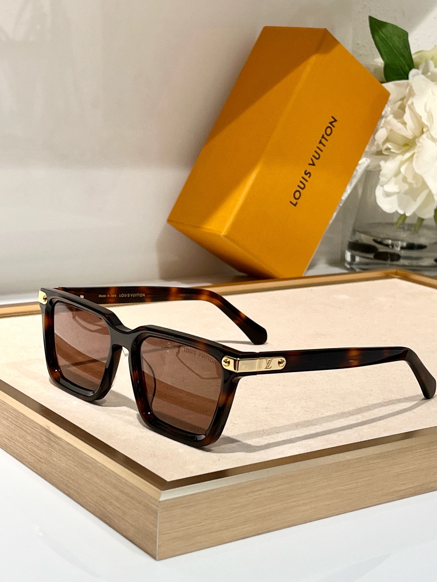 WellDesigned 4425 Louis Vuitton AAA Quality Sunglasses