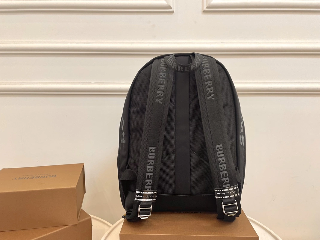 WellDesigned 4525 Burberry AAA Man Backpacks